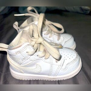 Air Jordan 1 Mid Triple White 4c